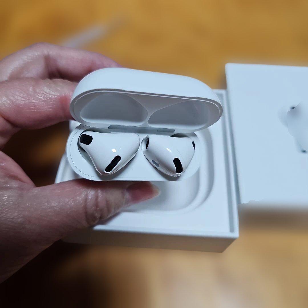 AirPods4 本体 ホワイト 充電ケース付き　⚠️名前刻印されてます！