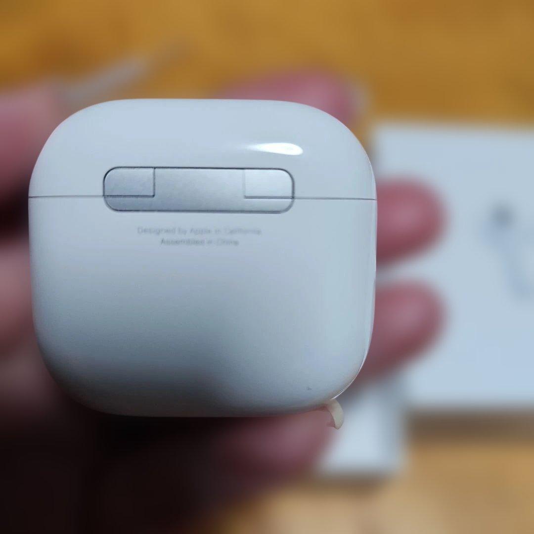 AirPods4 本体 ホワイト 充電ケース付き　⚠️名前刻印されてます！