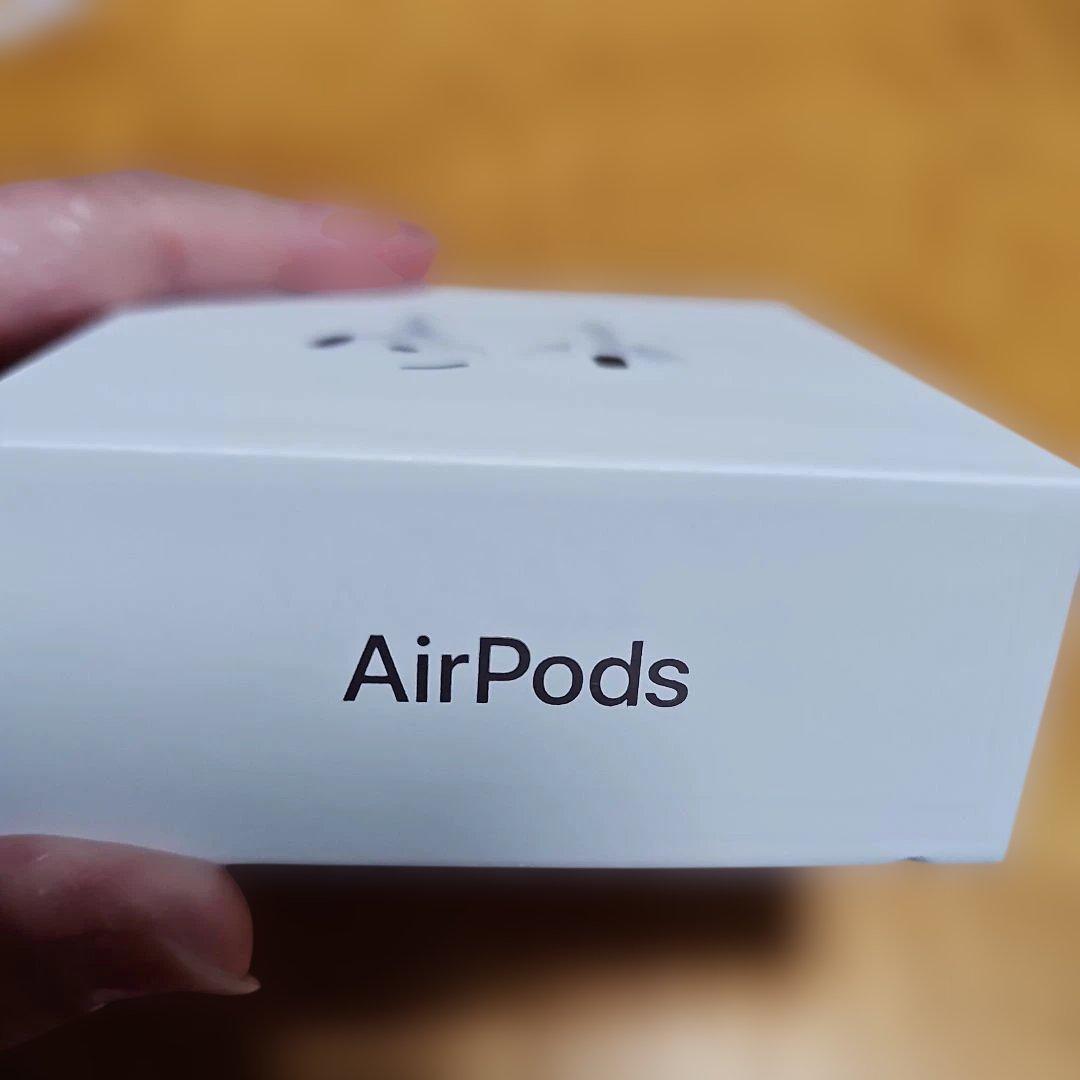 AirPods4 本体 ホワイト 充電ケース付き　⚠️名前刻印されてます！