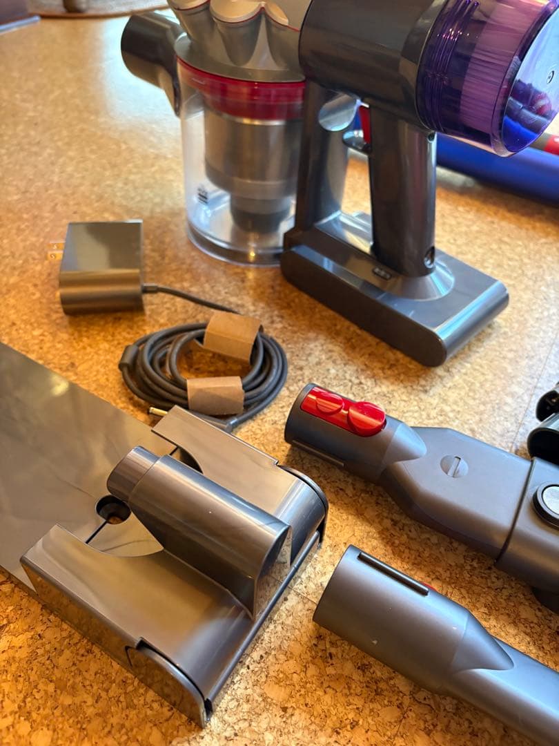 Dyson 掃除機(キャニスター)本体 付属品付き　sv25 【美品】