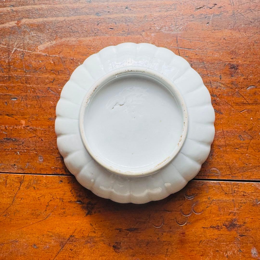 骨董 白磁 菊文 皿 一枚　陽刻 菊花文　古伊万里　時代皿