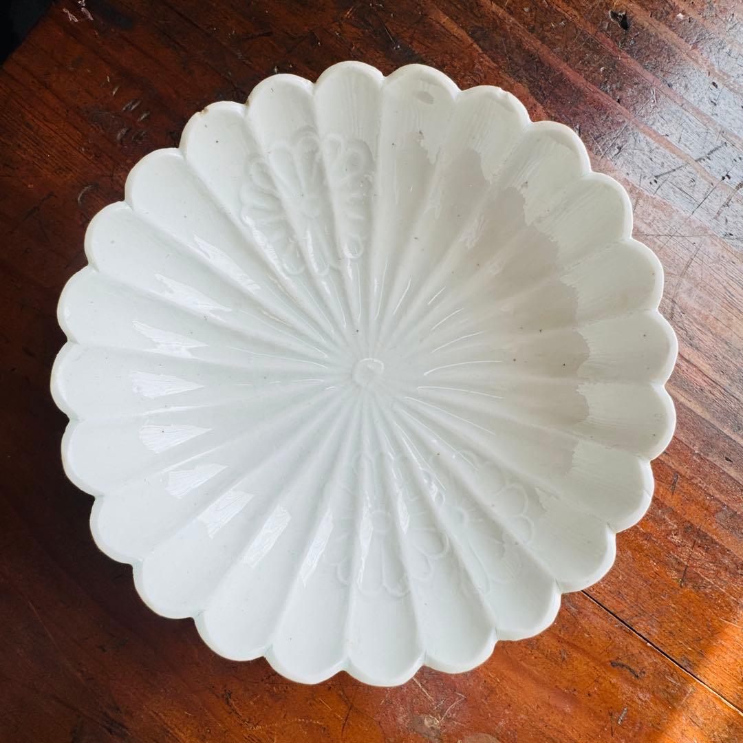 骨董 白磁 菊文 皿 一枚　陽刻 菊花文　古伊万里　時代皿