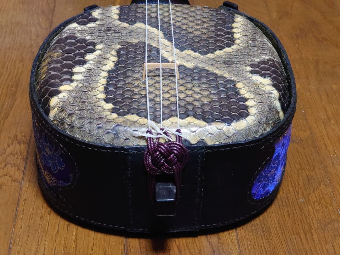 真壁型三線　黒木（カミゲン、真黒）　本皮1枚張