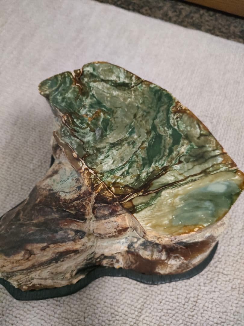珍品！【日高ヒスイ】 鑑賞石 北海道天然石 原石 標本石 インテリア 天然石