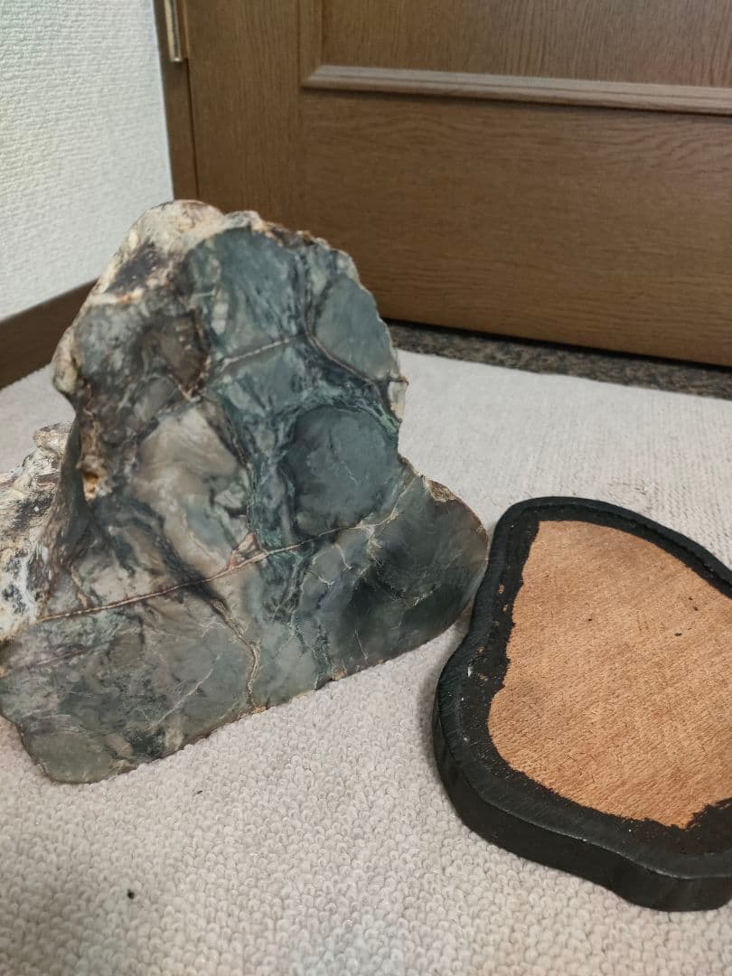 珍品！【日高ヒスイ】 鑑賞石 北海道天然石 原石 標本石 インテリア 天然石