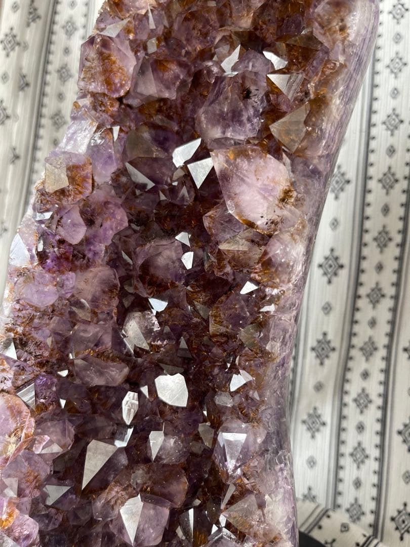 希少・アメジストクラスター ☆タイチン入り 専用台座付き