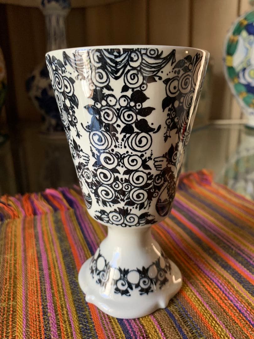 ビヨンヴィンブラッド　ニモール窯のレアなビンテージカップ型少女柄黒の花瓶！