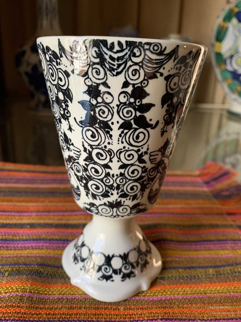ビヨンヴィンブラッド　ニモール窯のレアなビンテージカップ型少女柄黒の花瓶！