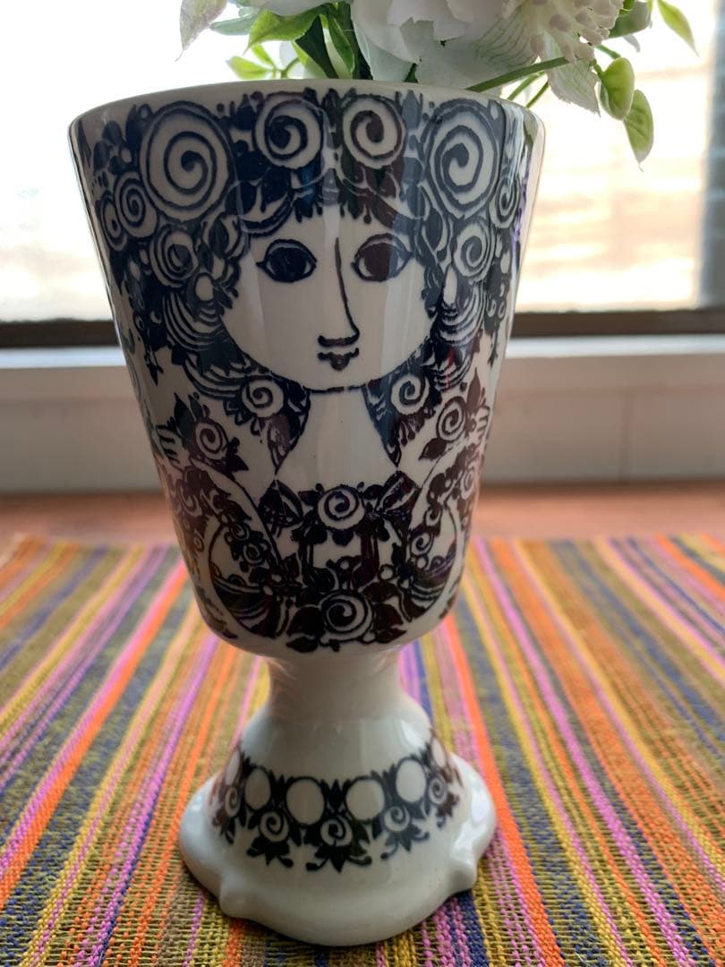 ビヨンヴィンブラッド　ニモール窯のレアなビンテージカップ型少女柄黒の花瓶！