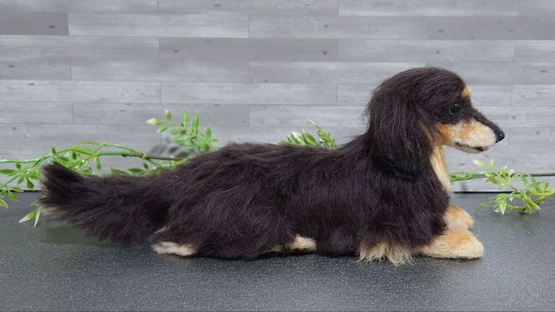 羊毛フェルト犬　ミニチュアダックス　ブラックタン