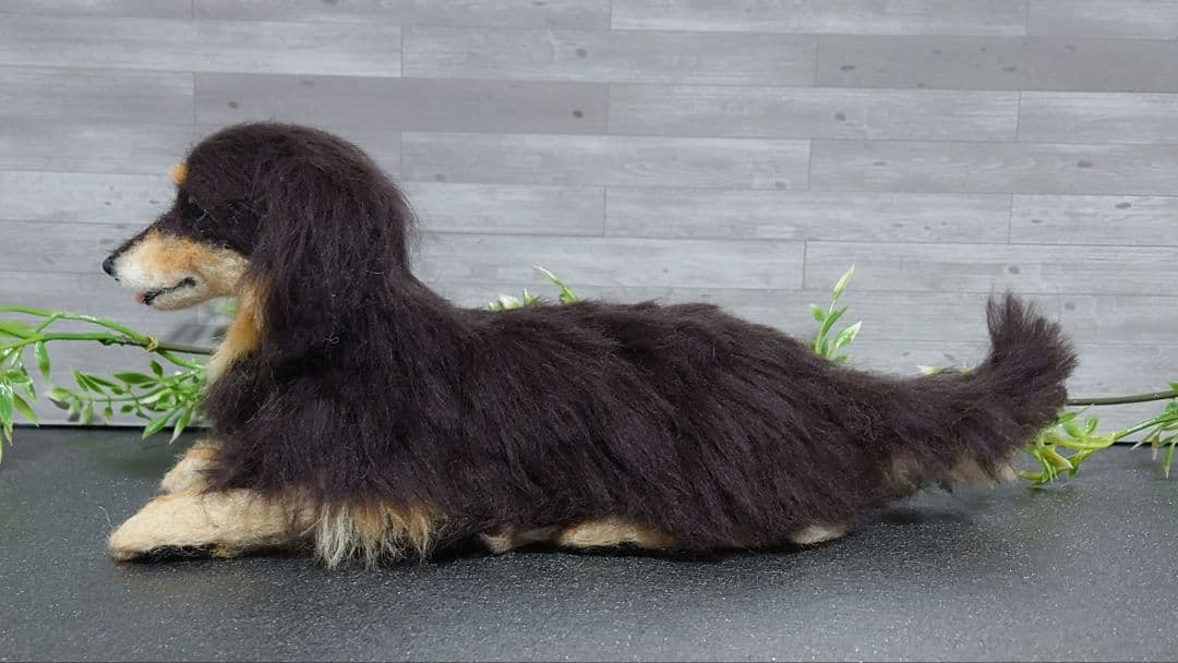 羊毛フェルト犬　ミニチュアダックス　ブラックタン