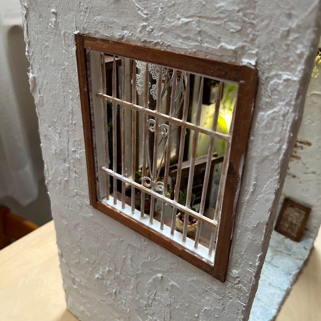 ドールハウス　背景ボード　チャーチチェアのあるお部屋　南欧風