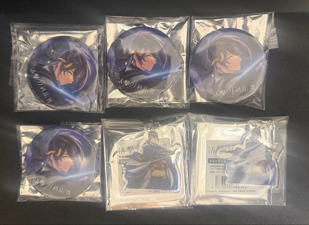 活撃　刀剣乱舞　三日月宗近　缶バッジ　キーホルダー