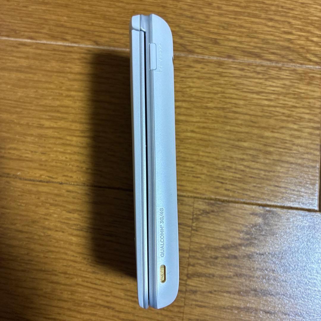 au グラティーナ KYF37 ホワイト SIMロック解除済み