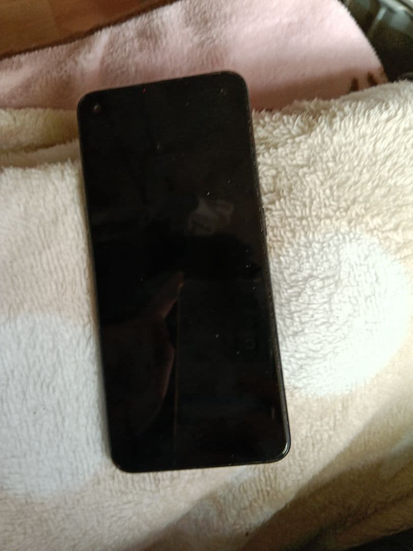 Oppo スマートフォン トリプルカメラ
