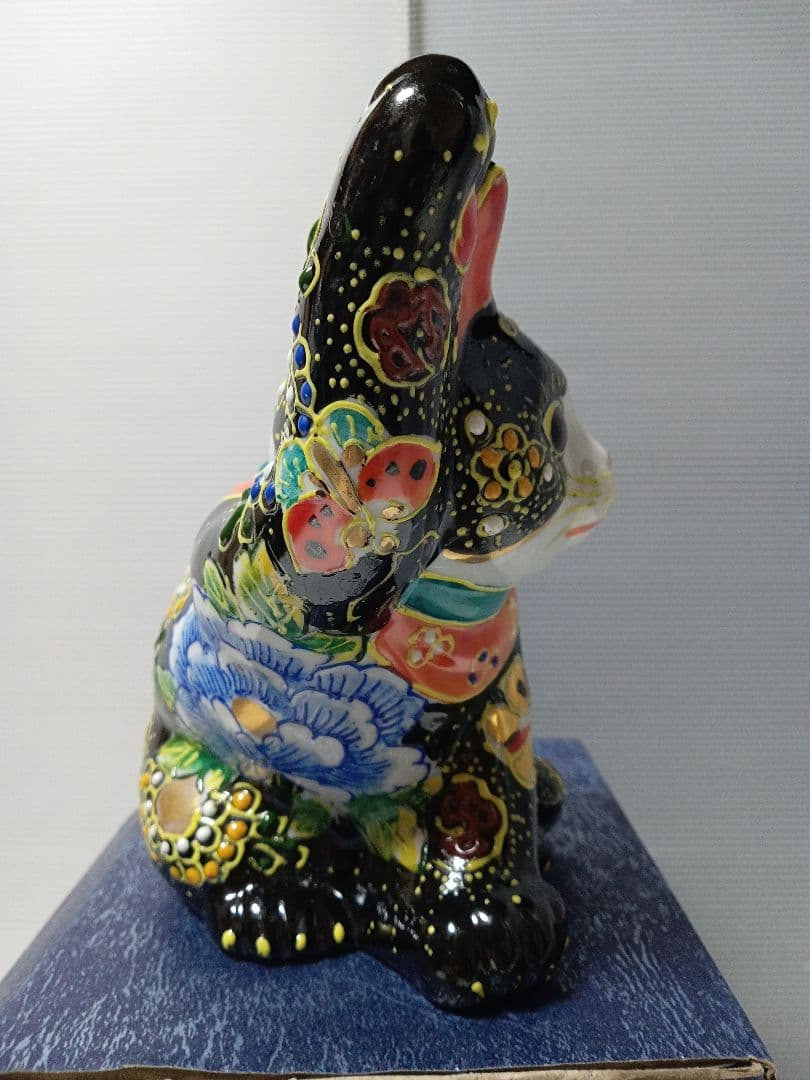 九谷焼 横座り 招き猫 5.5号 黒盛り 花と蝶