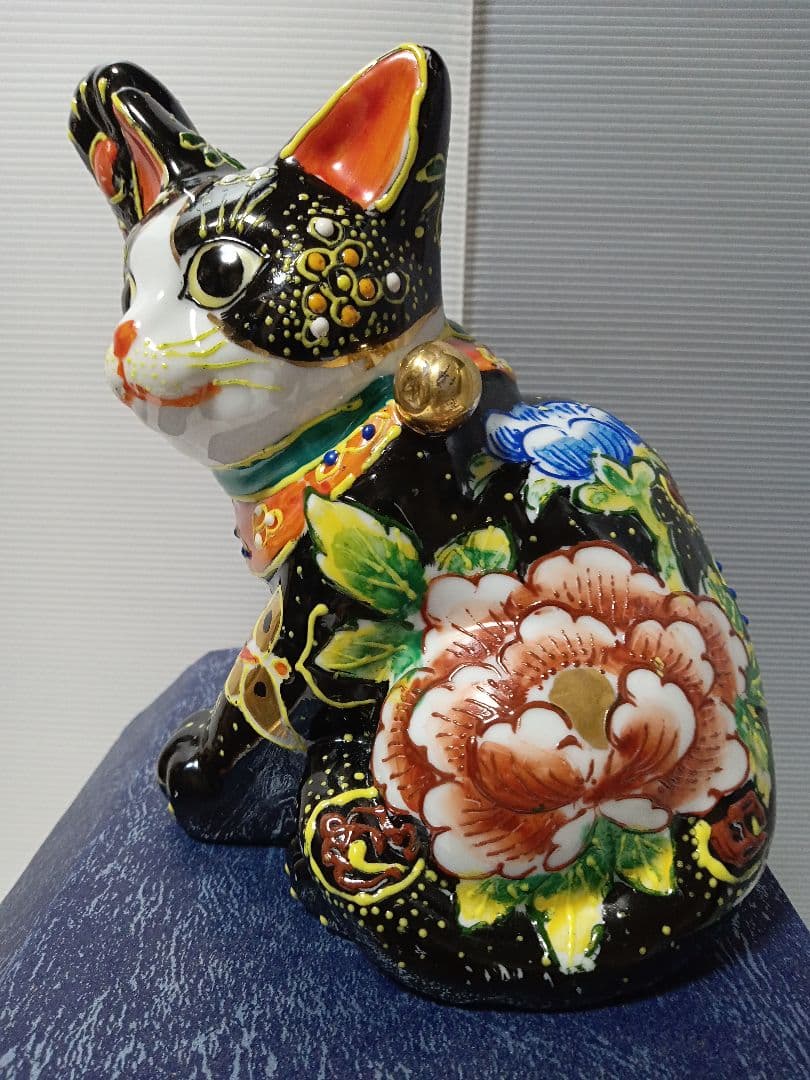九谷焼 横座り 招き猫 5.5号 黒盛り 花と蝶