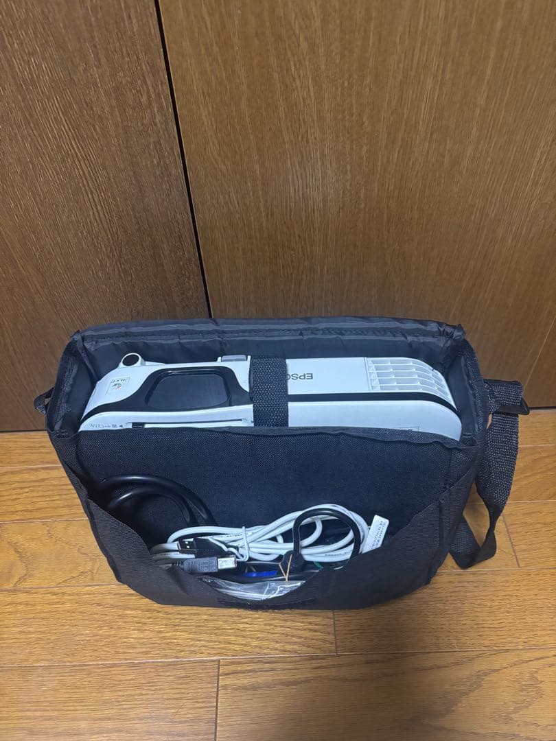 動作確認済EPSON EB-X12 プロジェクター　ケース・説明書・電源コード付