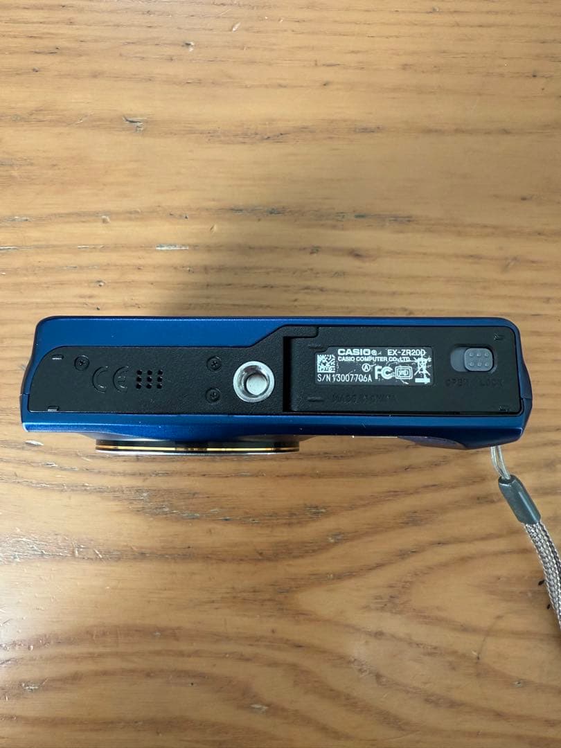 コンパクトデジタルカメラ　CASIO EXILIM EX-ZR200