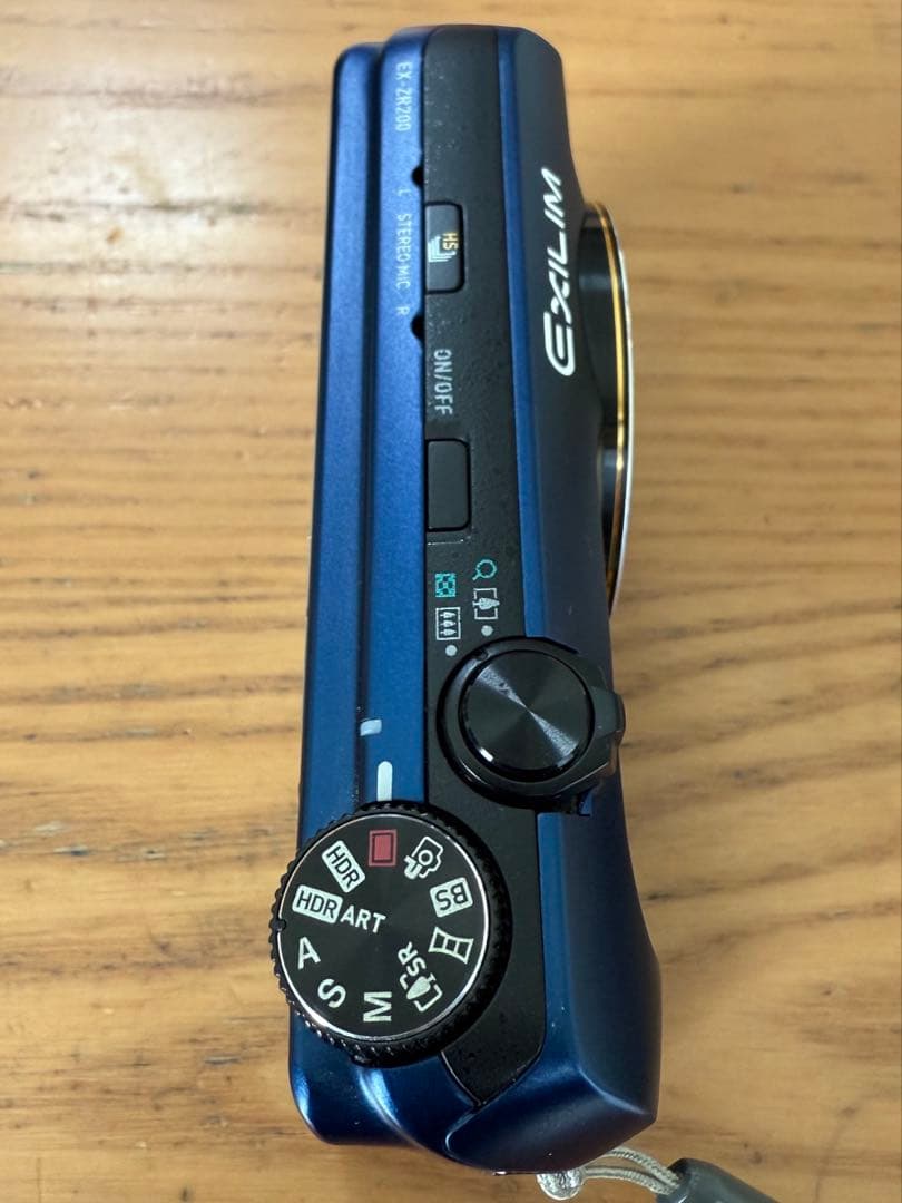コンパクトデジタルカメラ　CASIO EXILIM EX-ZR200