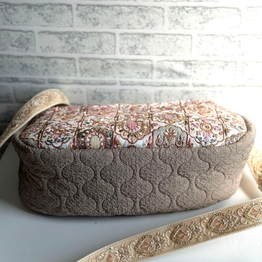 インド刺繍生地とキルティングバッグ インド刺繍リボンショルダーバッグ ベージュ