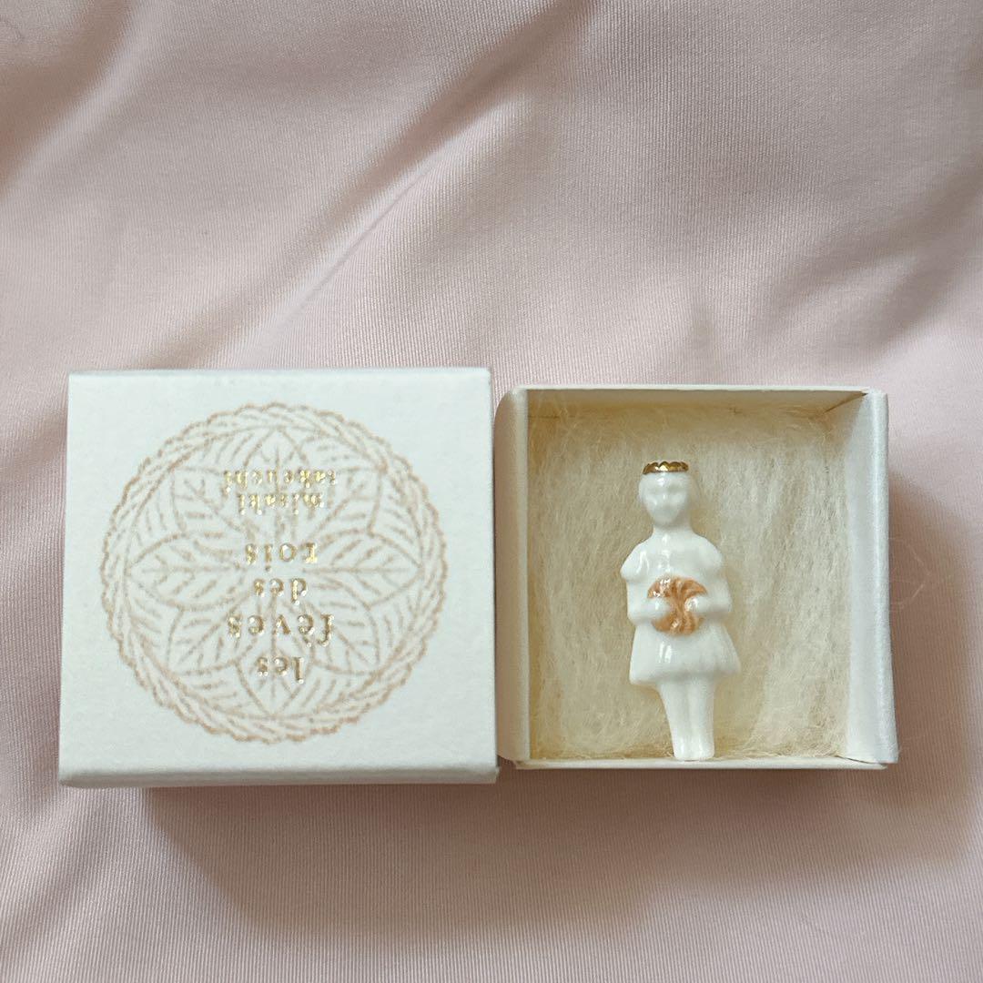 misaki takeuchi ガレットデロワを持つ女の子