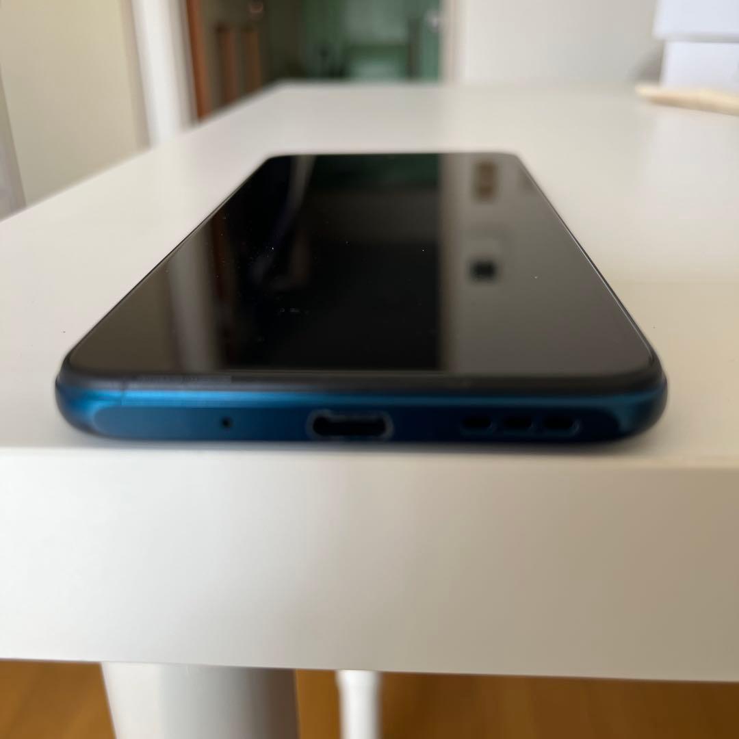 青色スマートフォン USB-C ヘッドフォンジャック