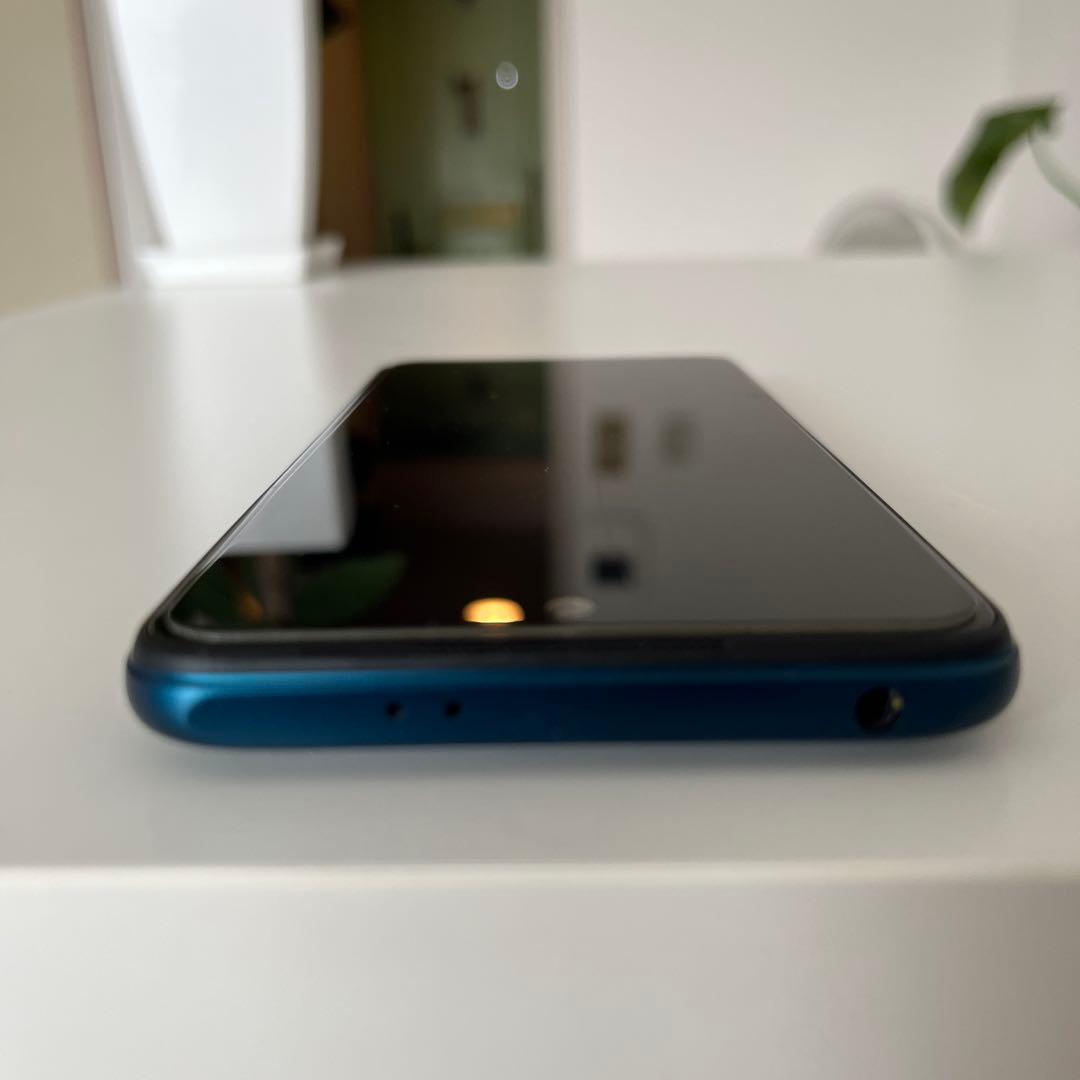 青色スマートフォン USB-C ヘッドフォンジャック
