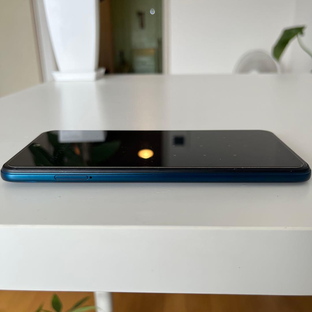 青色スマートフォン USB-C ヘッドフォンジャック