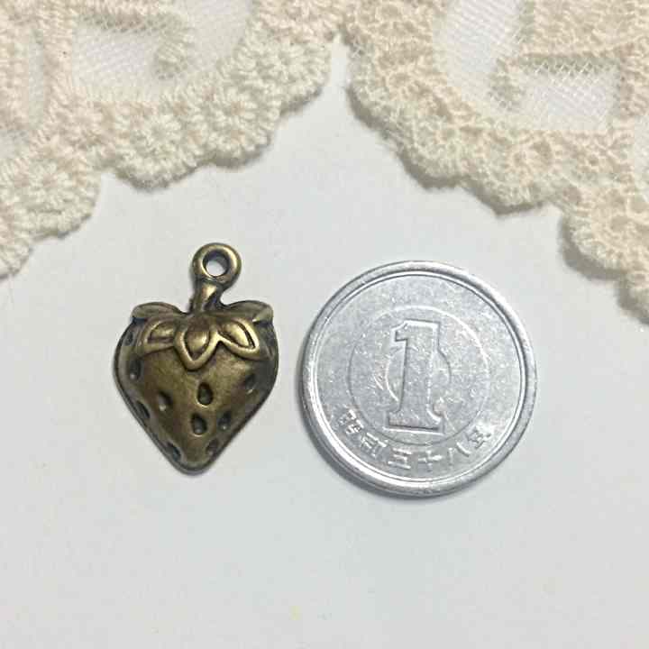いちごチャーム（金古美）6個  ハンドメイド