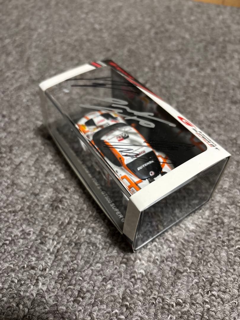 spark au TOM'S GRスープラ　監督、ドライバーサイン入り
