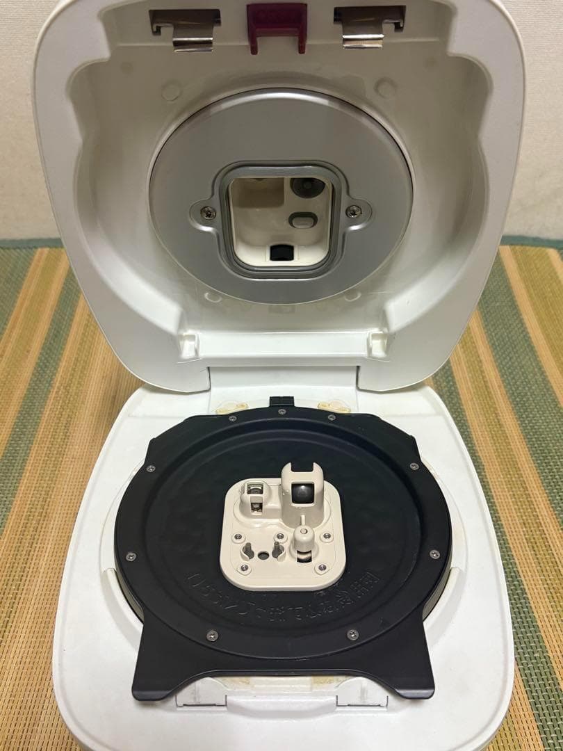 中古　TIGER　タイガー 5.5合 圧力IH炊飯ジャー JPB-W100-W