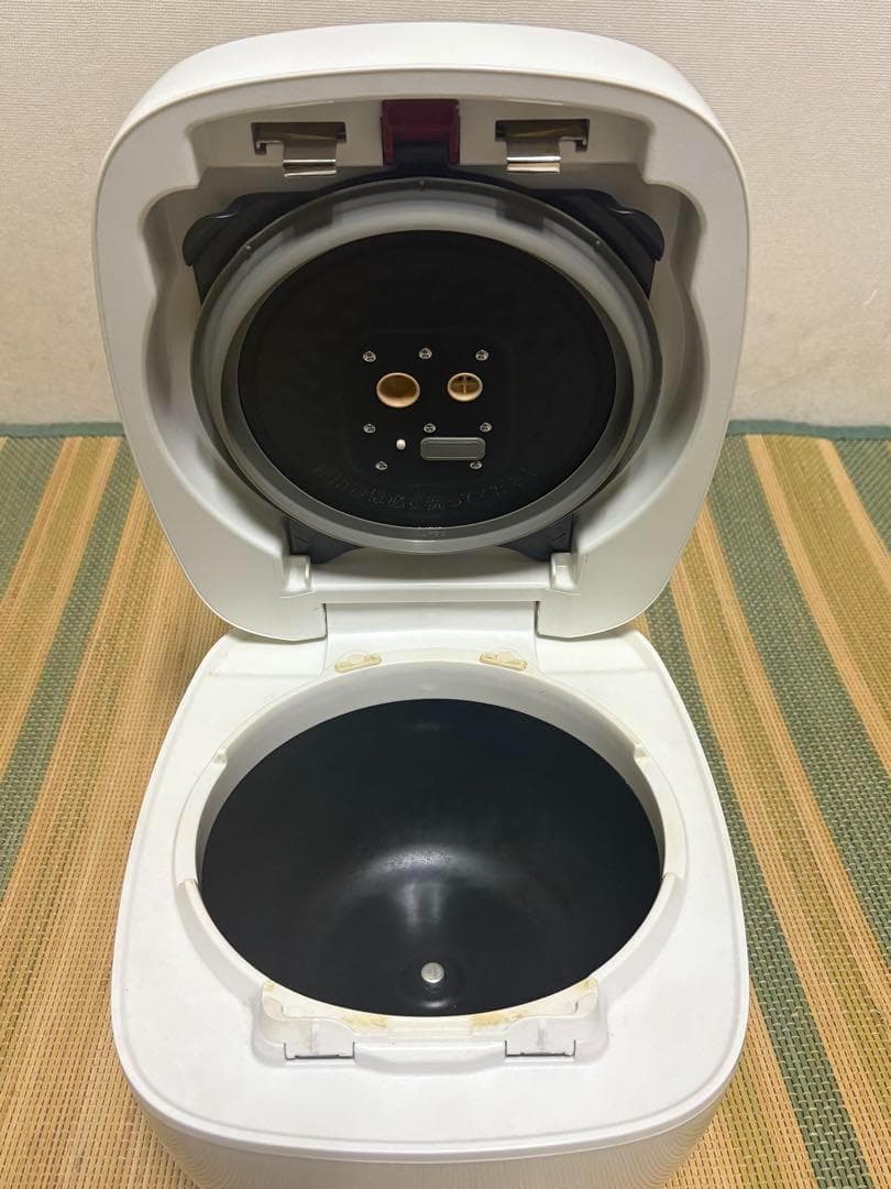 中古　TIGER　タイガー 5.5合 圧力IH炊飯ジャー JPB-W100-W