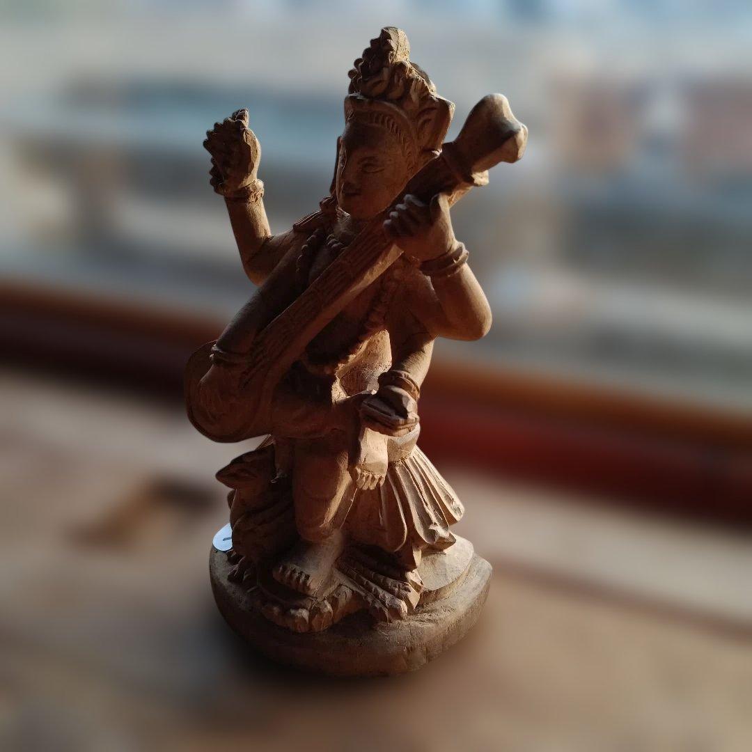 9.インドヒンズー教神木製 多腕の神像 楽器付き、楽器シタールを持つ極小品