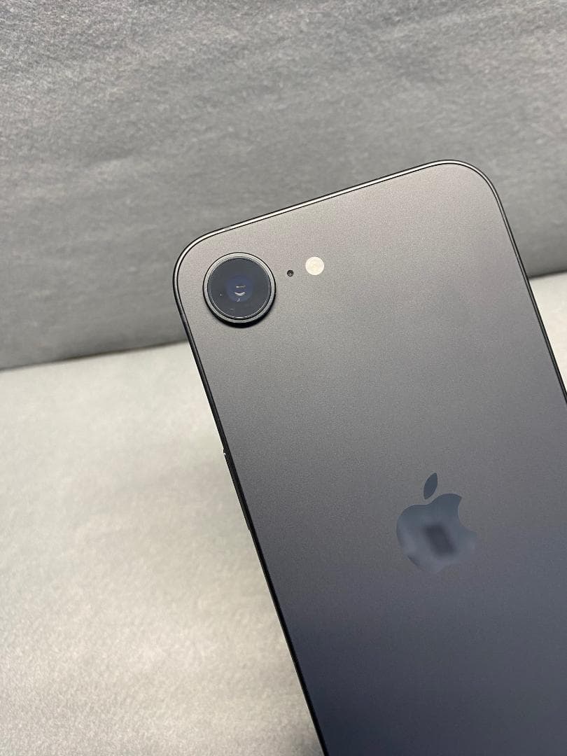 ほぼ未使用　国内版　SIMフリー iPhone16e 256GB 充電14回