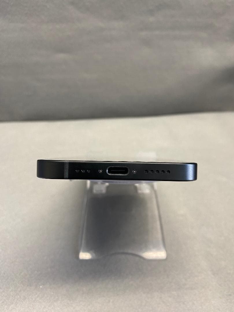 ほぼ未使用　国内版　SIMフリー iPhone16e 256GB 充電14回