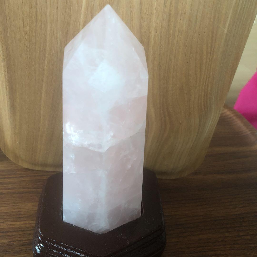 マダガスカル産ローズクォーツポイント台座付