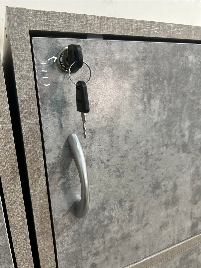 4段　鍵付き　収納　棚　キャビネット グレー　コンクリートグレー