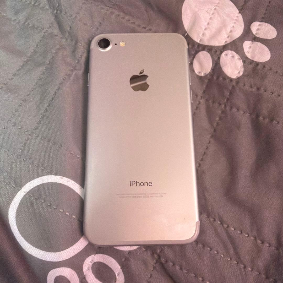 Apple iPhone 7 シルバー 128