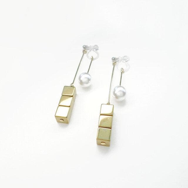 スクエアフックイヤリング（ゴールドキューブ）