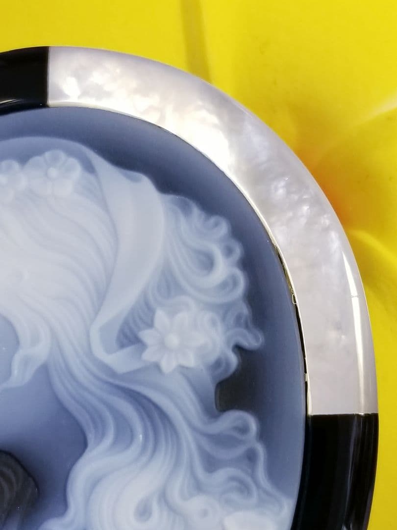 KM-43 訳あり‼️ 天然青瑪瑙カメオルース　白蝶貝・オニキス枠付