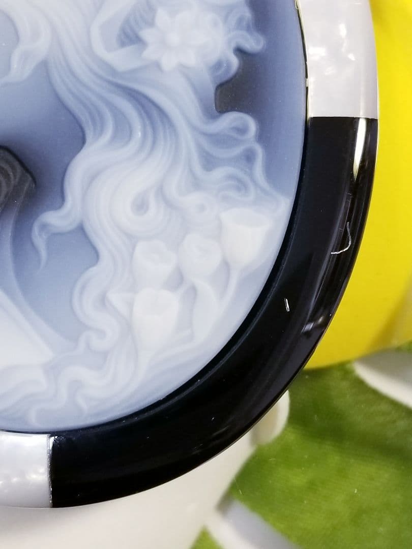 KM-43 訳あり‼️ 天然青瑪瑙カメオルース　白蝶貝・オニキス枠付