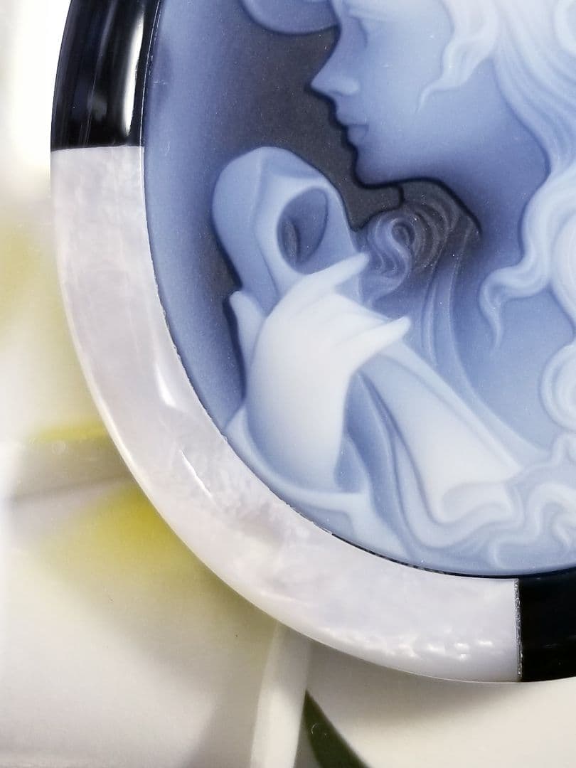 KM-43 訳あり‼️ 天然青瑪瑙カメオルース　白蝶貝・オニキス枠付