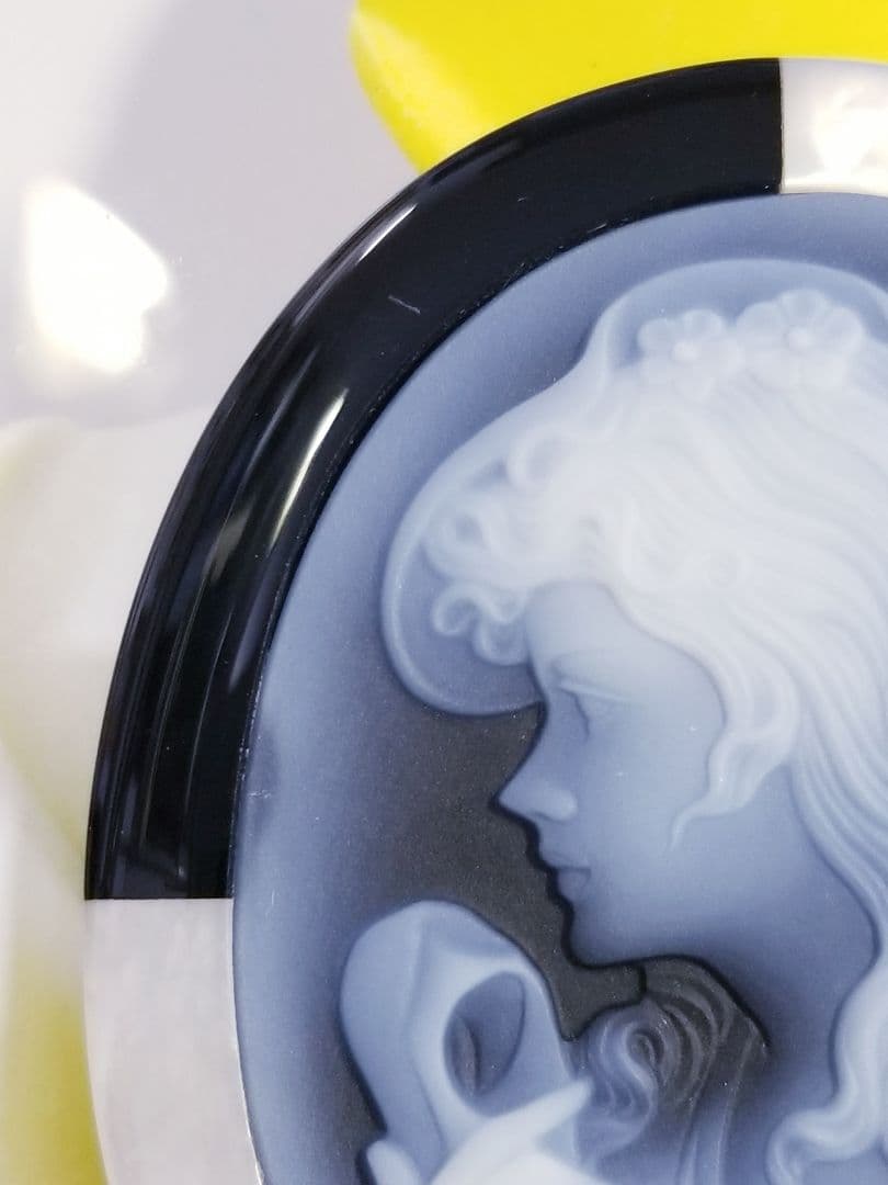 KM-43 訳あり‼️ 天然青瑪瑙カメオルース　白蝶貝・オニキス枠付