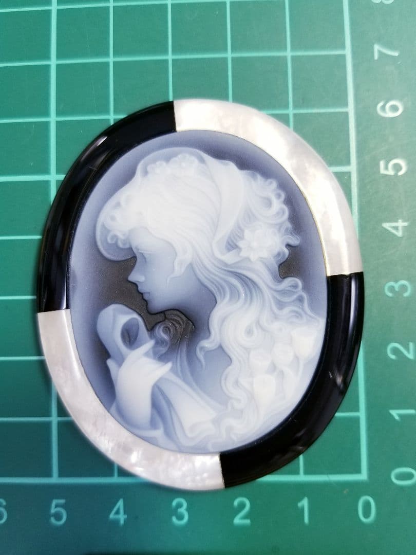 KM-43 訳あり‼️ 天然青瑪瑙カメオルース　白蝶貝・オニキス枠付