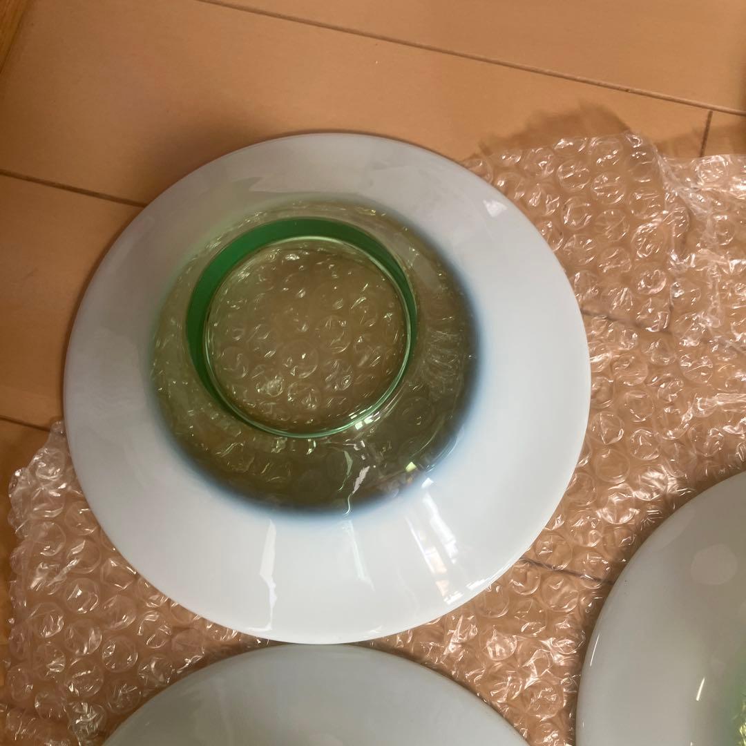 グリーンと白のガラスの器5つセット