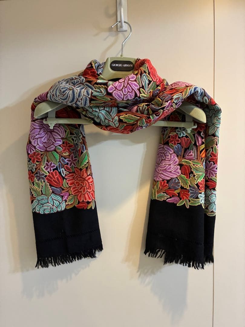 極美品　ターラ・ブランカ　花柄刺繍ストール（50✖️190）フリンジ含む