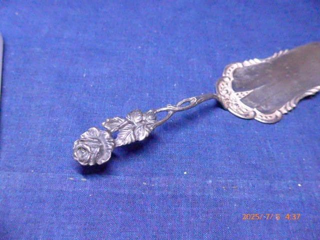 状態の良い銀製品のアンティークな装飾的花柄ケーキサーバー