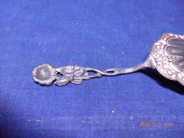 状態の良い銀製品のアンティークな装飾的花柄ケーキサーバー