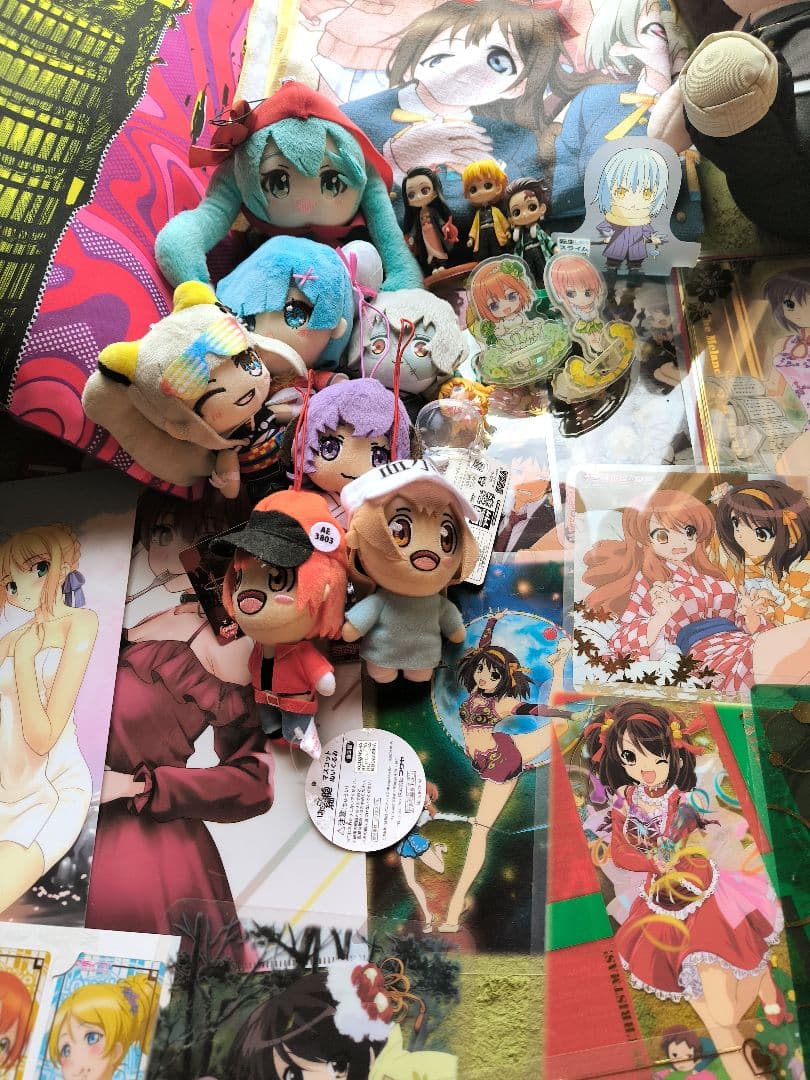 アニメグッズまとめ売り タペストリー 時計 クッション CD DVD 缶バッジ